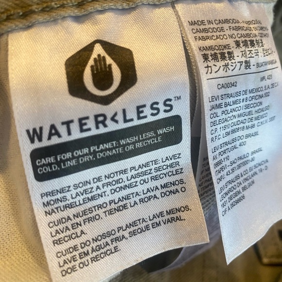 Men's khaki Levi jeans. Classic zip front, 505 style. Size 32 by 34. - Picture 5 of 6